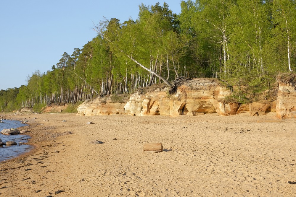 Veczemju klintis (Veczemu klintis, Mantiņu klintis, Sarkanās klintis)