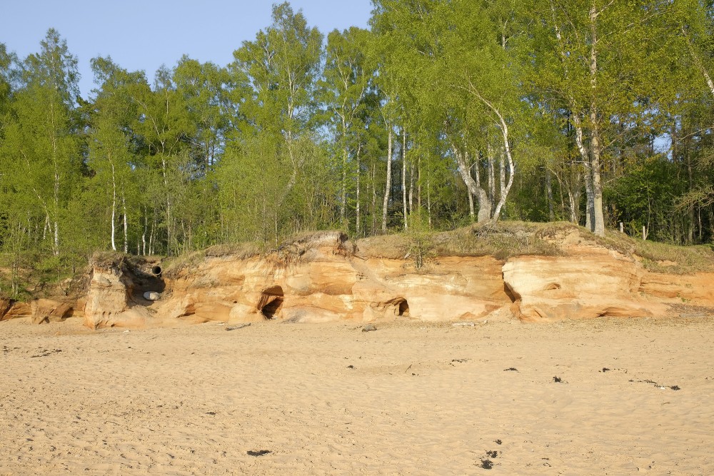 Veczemju klintis (Veczemu klintis, Mantiņu klintis, Sarkanās klintis)