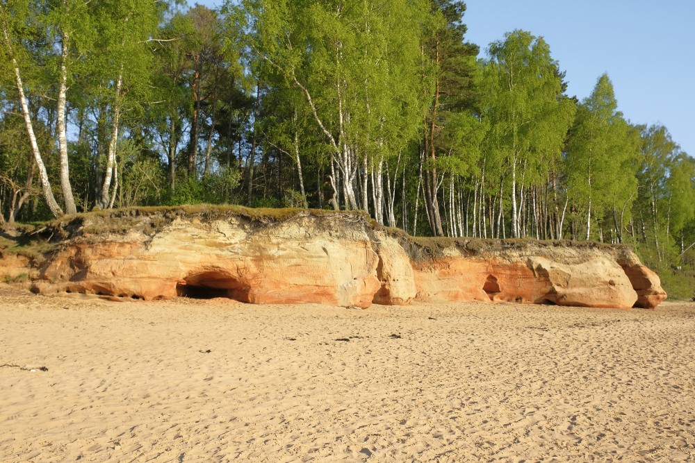 Veczemju klintis (Veczemu klintis, Mantiņu klintis, Sarkanās klintis)