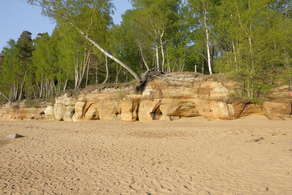 Veczemju klintis (Veczemu klintis, Mantiņu klintis, Sarkanās klintis)