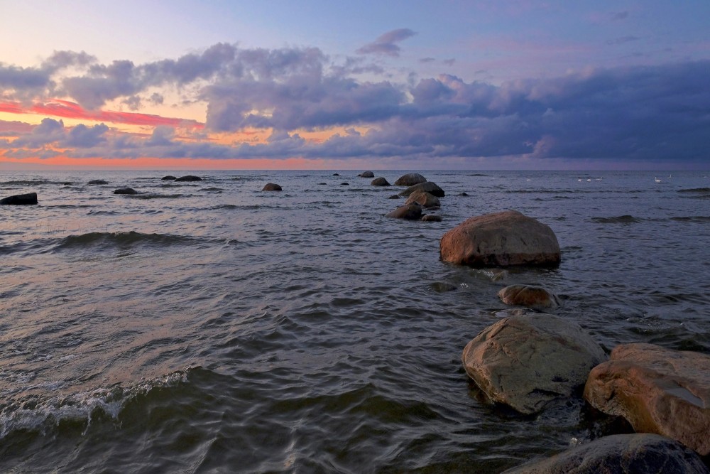 Mērsraga akmeņainā jūrmala pēc saulrieta
