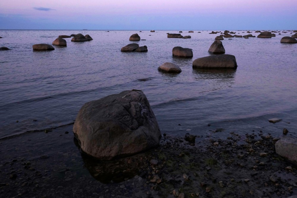 Mērsraga akmeņainā jūrmala pēc saulrieta