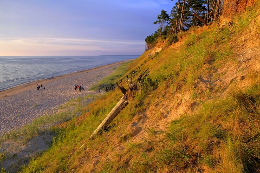 Jūrkalnes stāvkrasts vakara gaismā