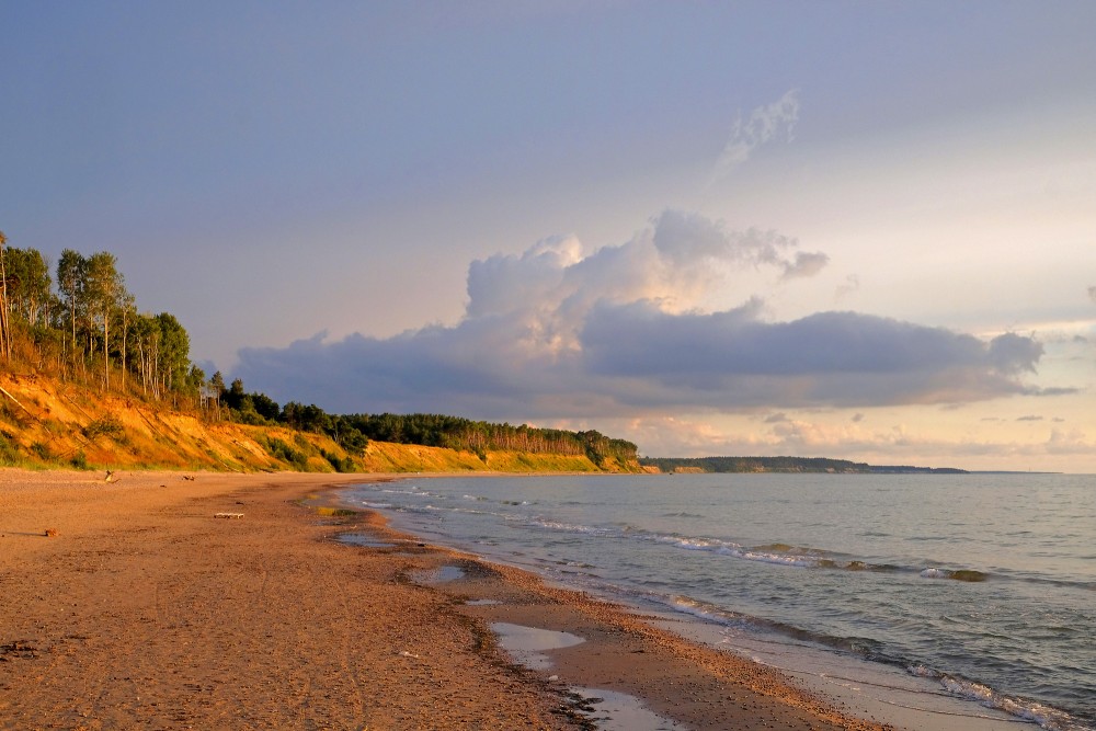 Jūrkalnes stāvkrasts vakara gaismā