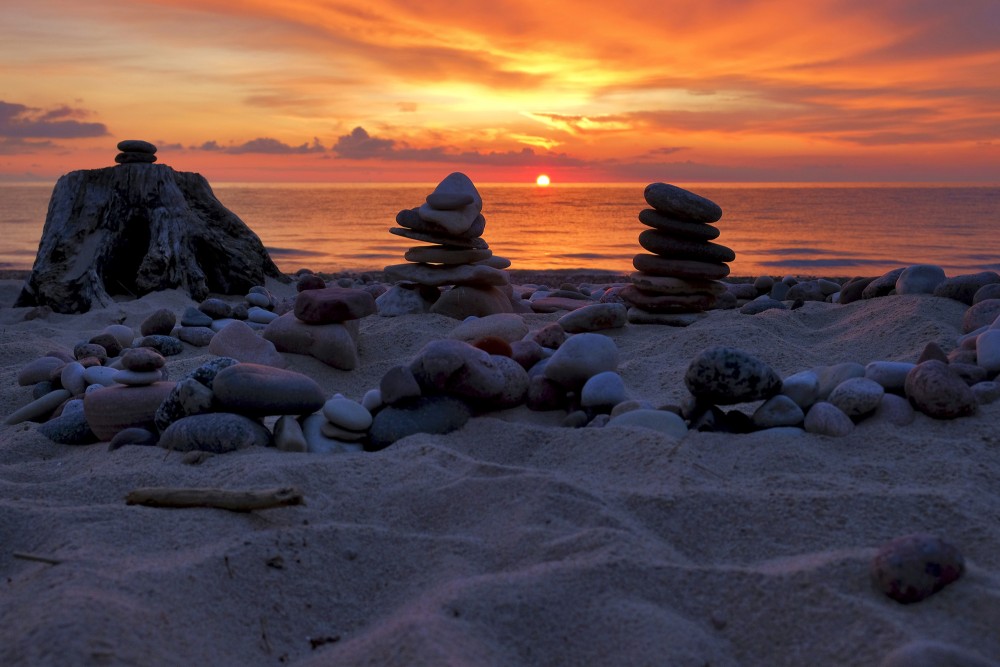 Akmeņu krāvumi saulrietā
