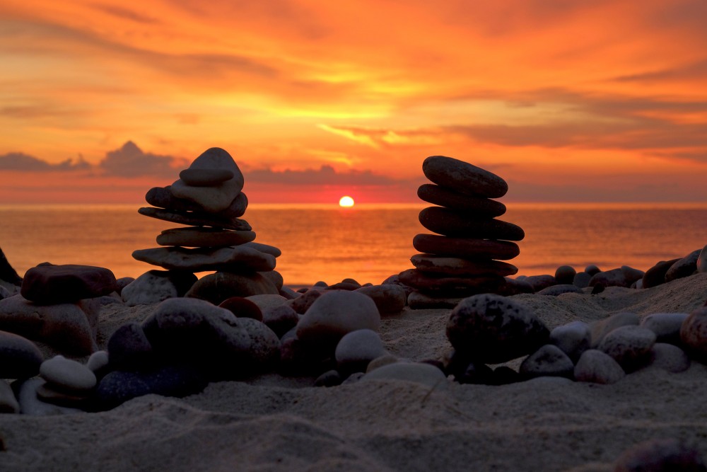 Akmeņu krāvumi saulrietā