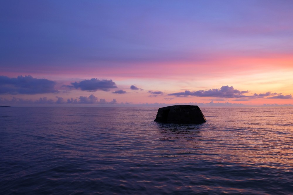 Akmens jūrā, jūra tūlīt pēc saulrieta