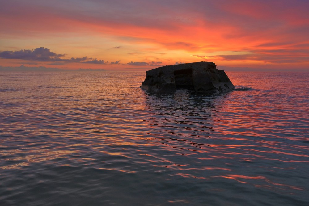 Akmens jūrā, jūra pēc saulrieta