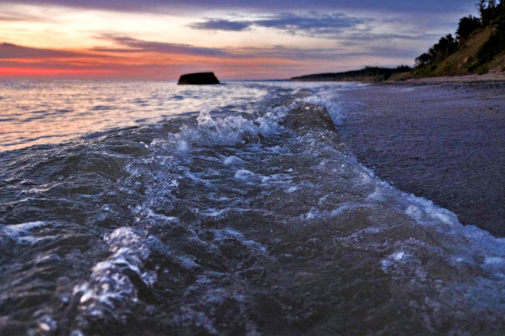 Jūras vilnīši vakara gaismā