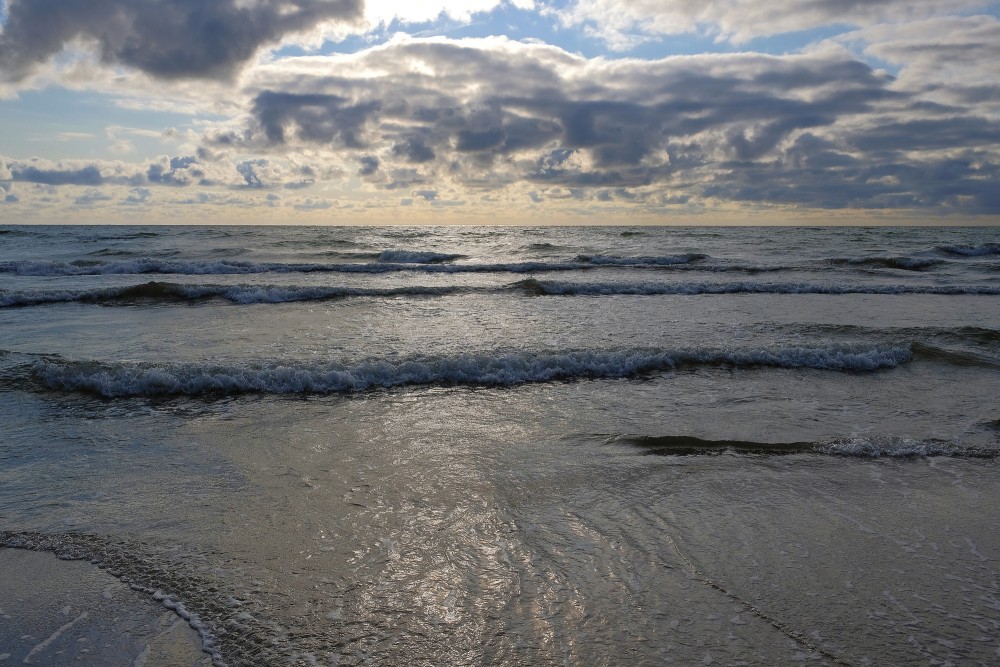 Jūras ainava mākoņainā dienā