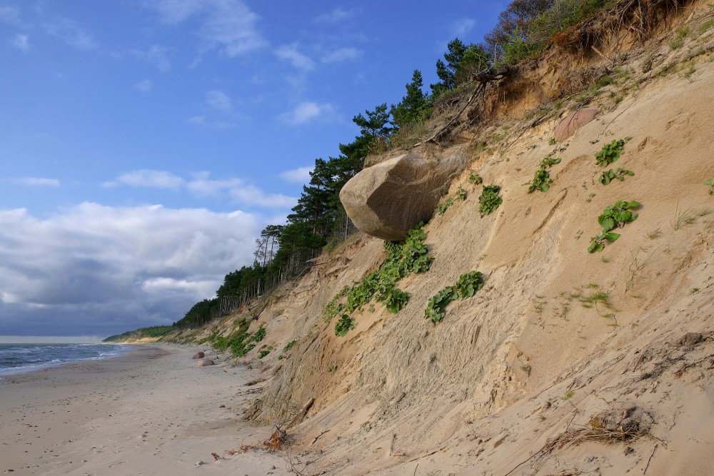 A Stone on the Steep Bank of Sārnate