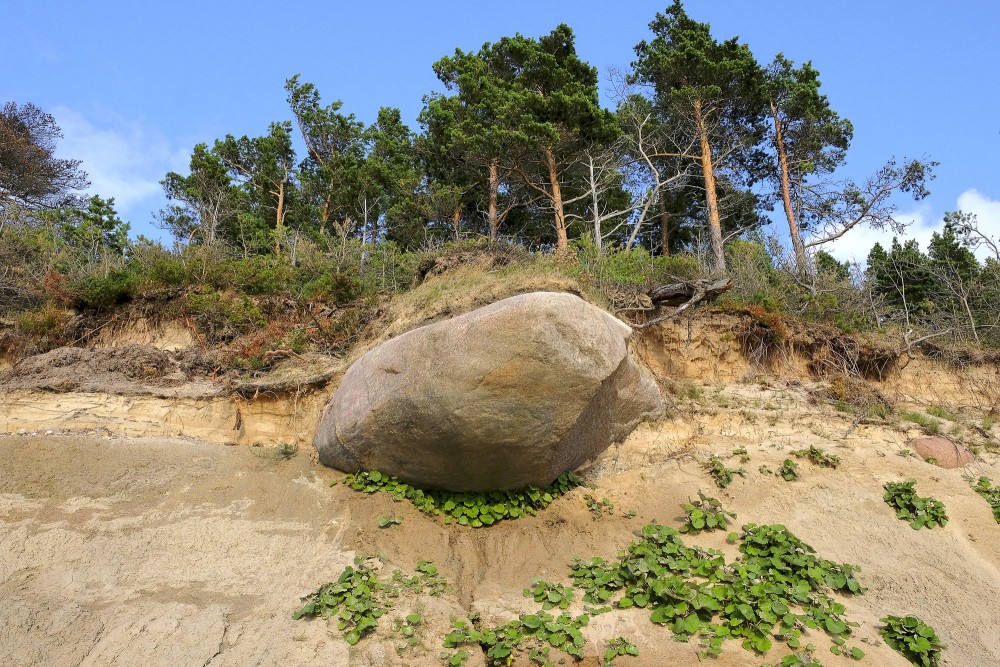 Liels akmens Sārnates stāvkrastā