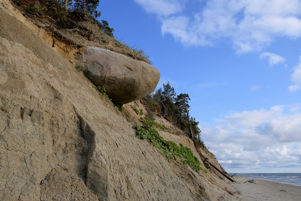 A Stone on the Steep Bank of Sārnate
