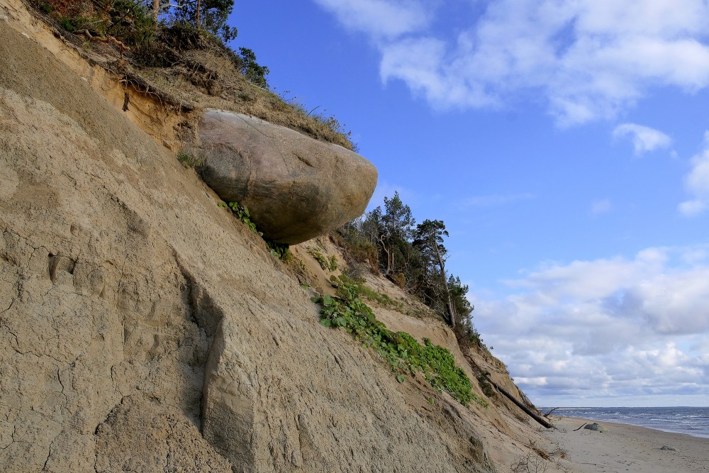 Akmens Sārnates stāvkrastā