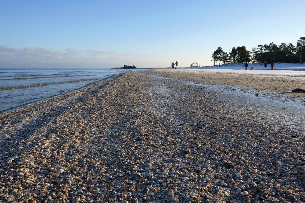 Kolkasraga jūrmala un vecās bākas drupas