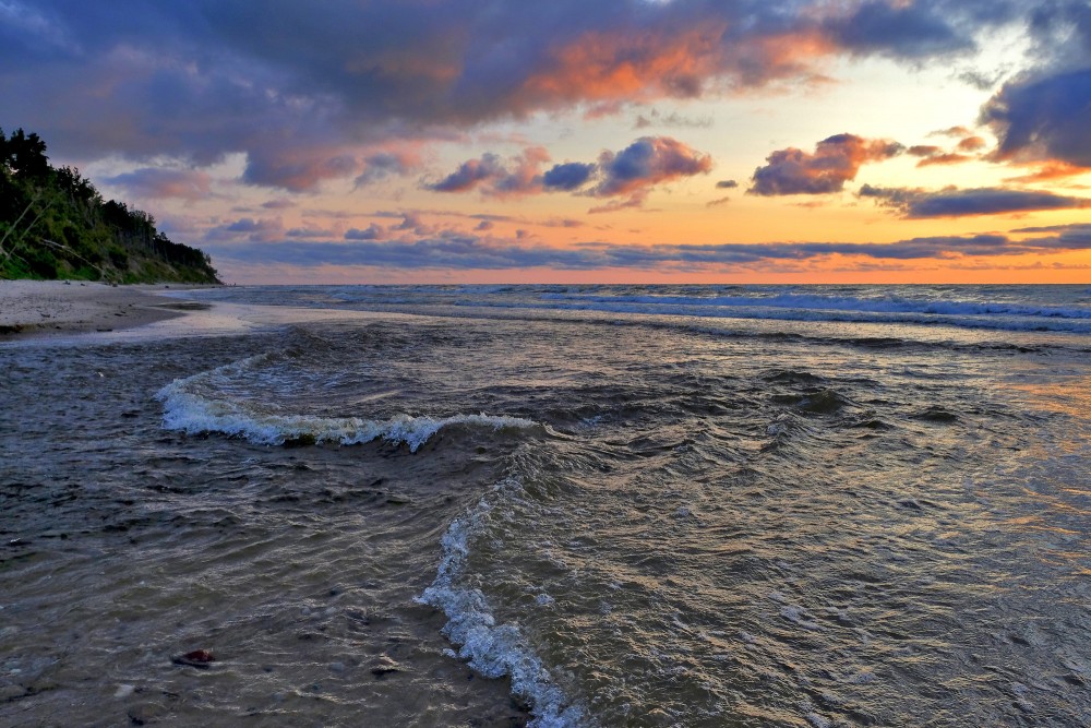 Saulrieta ainava pie Rīvas ietekas jūrā
