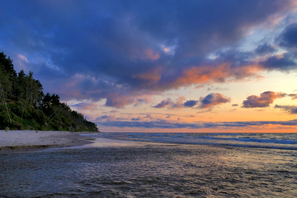 Vakara ainava pie Rīvas ietekas jūrā