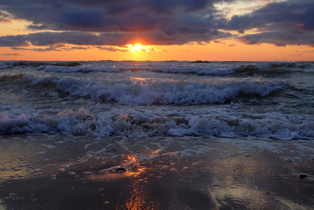 Saulriets Baltijas jūrā, viļņojoša jūra