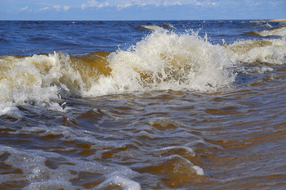 Jūras viļņi, šļakatas