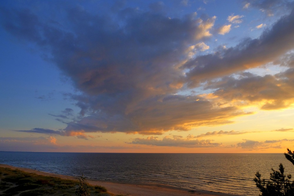 Saulriets Rīgas jūras līcī, krāšņas debesis
