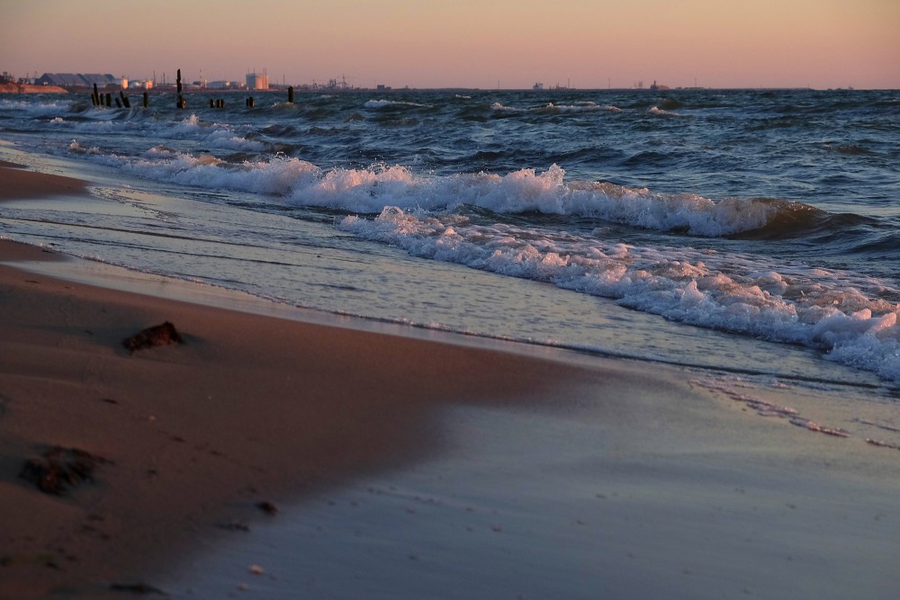 Staldzenes jūrmala, viļņaina jūra