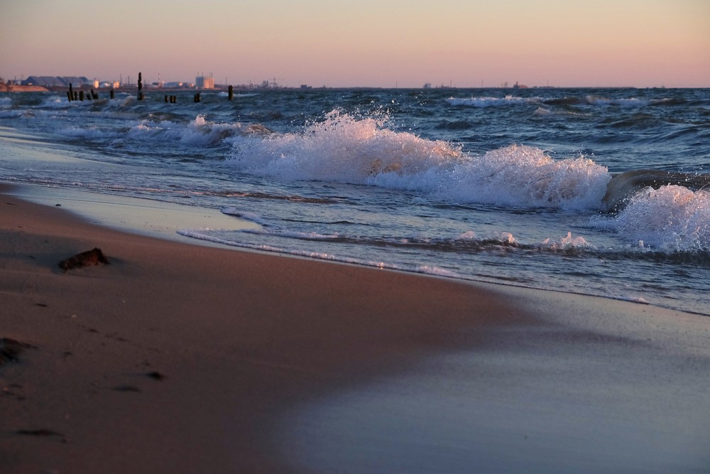 Staldzenes jūrmala, viļņaina jūra