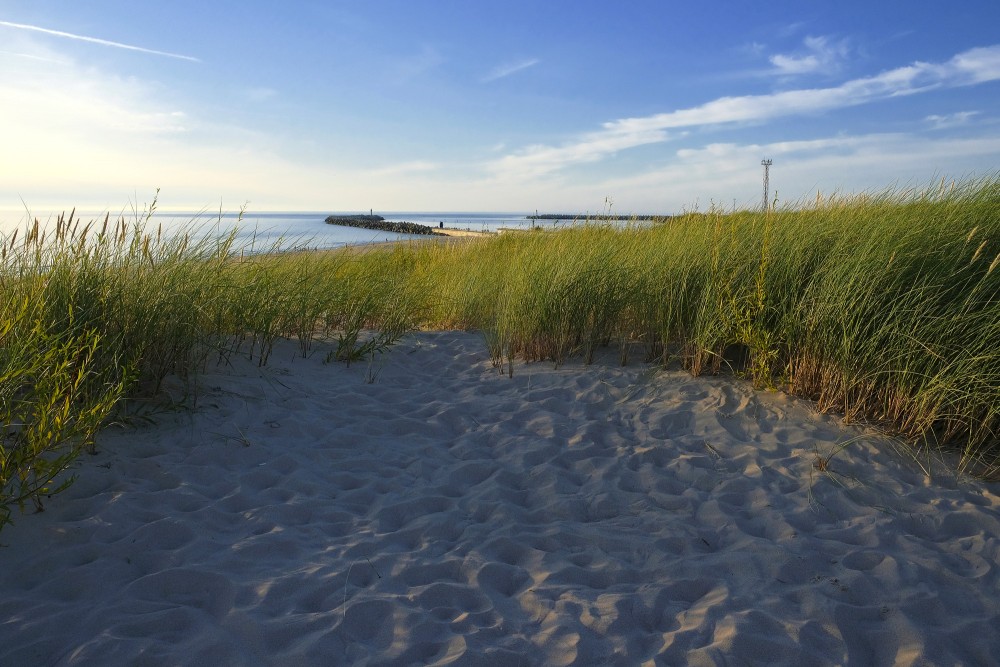 Skats no smilšu kāpām uz Ventspils Dienvidu molu un jūru