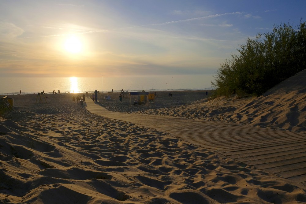 Laipa uz Ventspils pludmali, saulriets Ventspils pludmalē