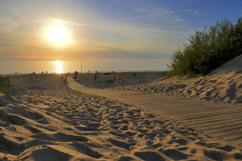 Laipa uz Ventspils pludmali, saulriets Ventspils pludmalē