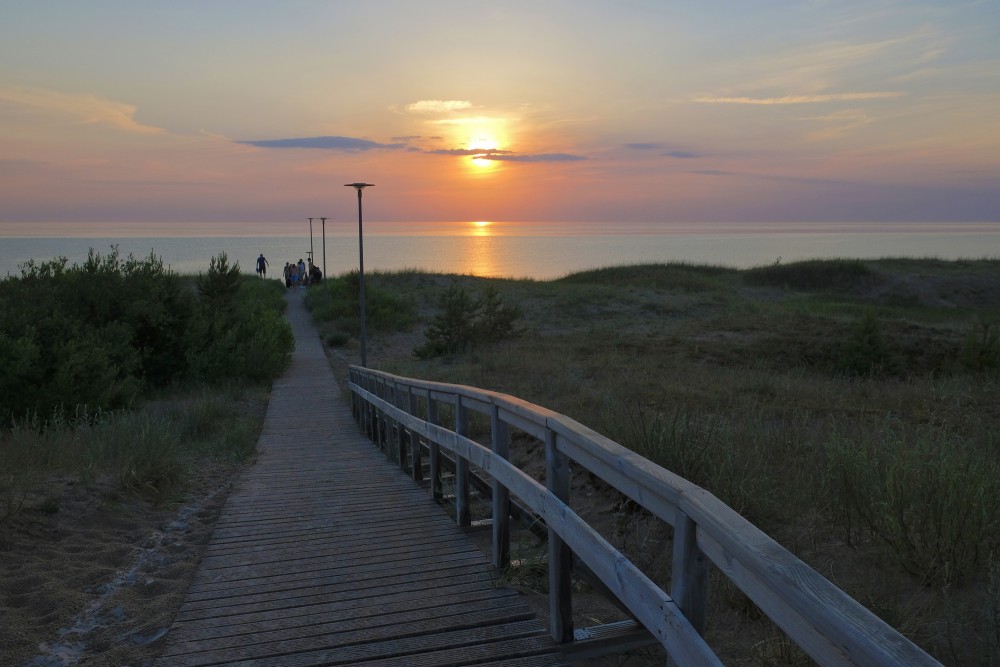 Laipa uz Ventspils pludmali, saulriets