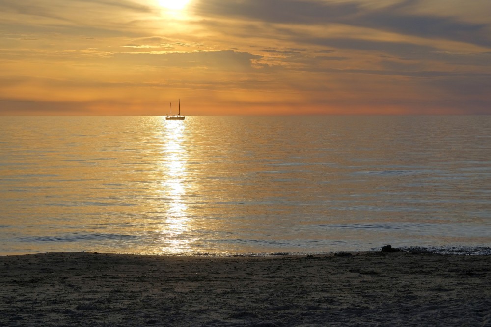 Saulriets Baltijas jūrā, jahtas siluets