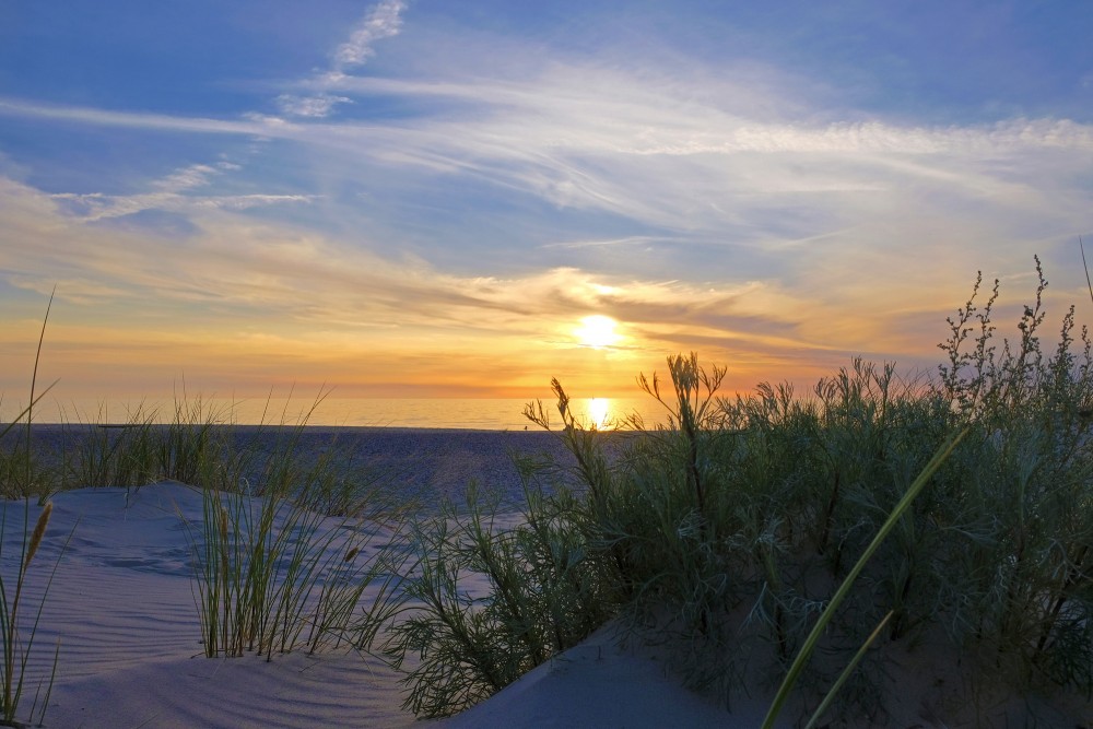 Skats no kāpām uz Baltijas jūru saulrietā