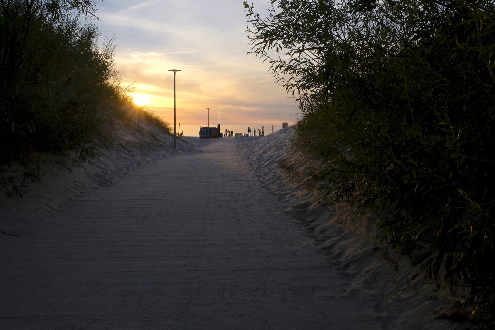 Laipa uz Ventspils pludmali, saulriets Ventspils pludmalē