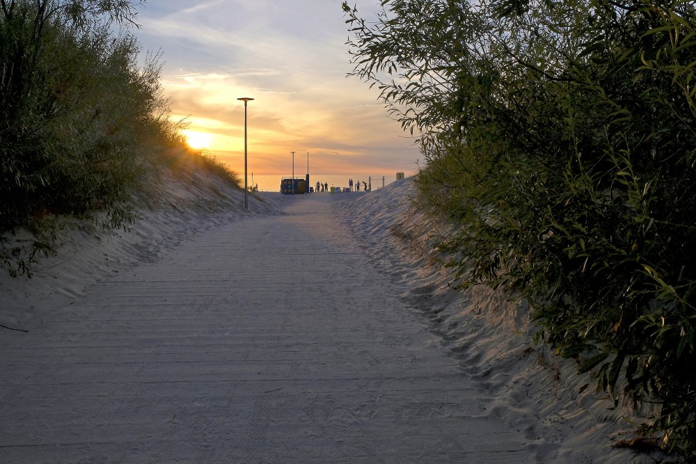 Laipa uz Ventspils pludmali, saulriets Ventspils pludmalē