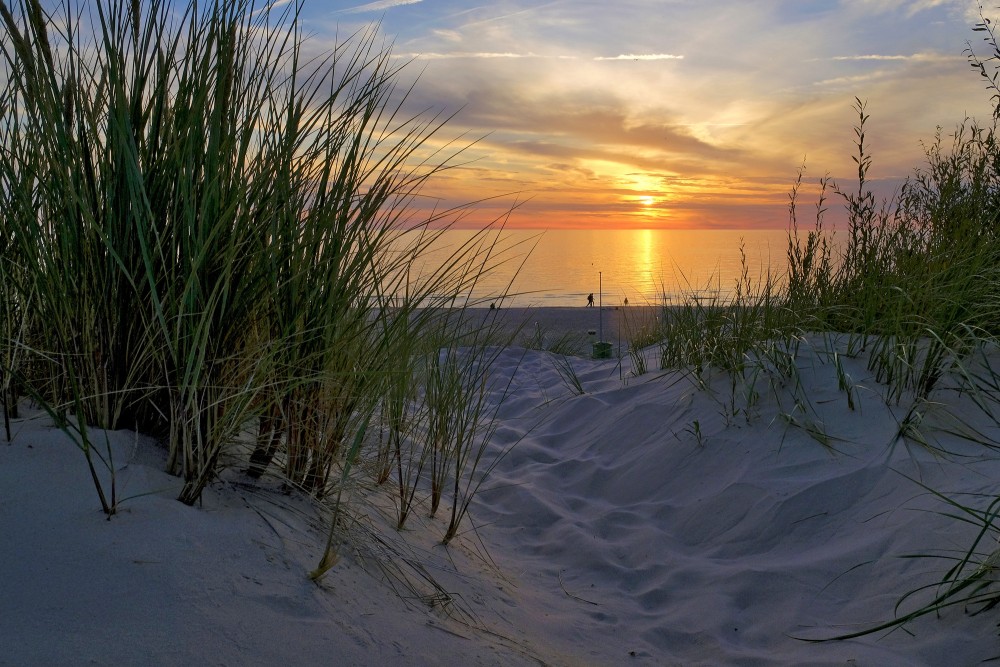 Skats no kāpām uz Ventspils pludmali saulrietā