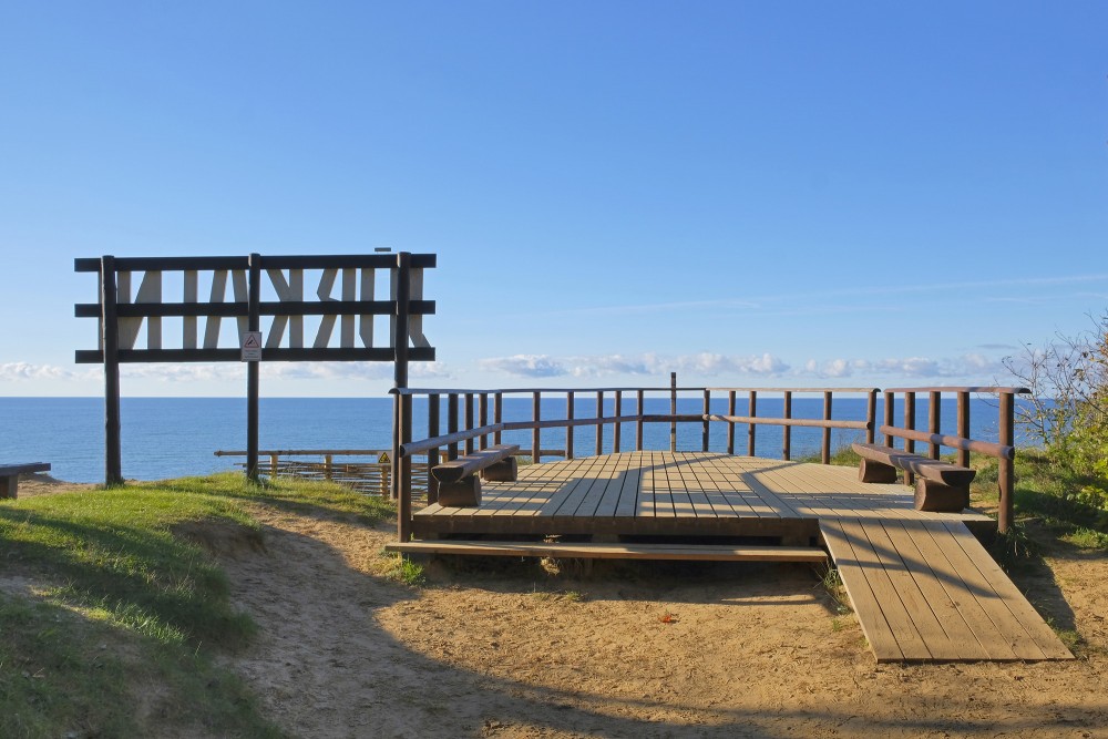 Skatu platforma pie jūras klinšu malas ar koka terasi