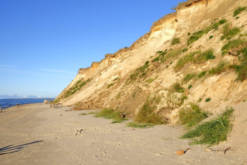 Kurzemes jūrmala ar stāvkrastu un smilšainu pludmali