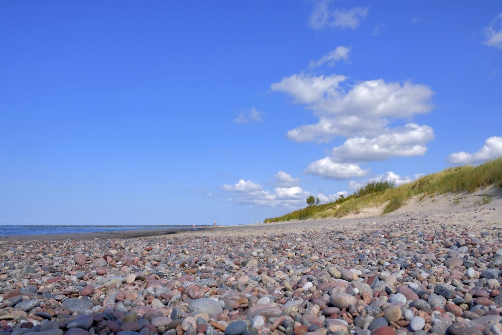 Nidas oļainā pludmale ar smilšu kāpām un Baltijas jūru