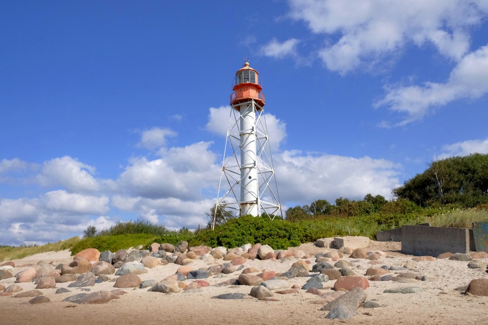 Papes bāka pie akmeņainas Baltijas jūras piekrastes ar zilu debesu fonu