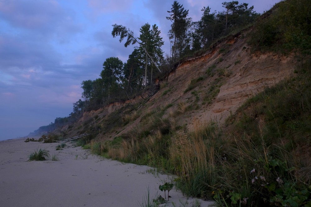 Stāvkrasts saulrietā, Kurzemes jūrmala