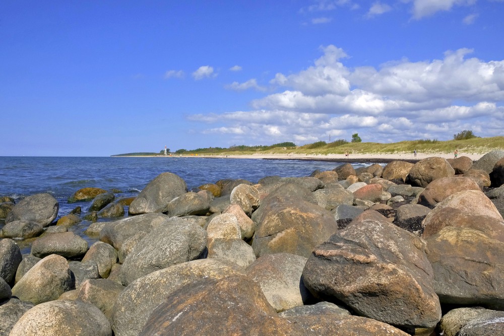 Akmeņaina Baltijas jūras piekraste ar skatu uz Papes pludmali