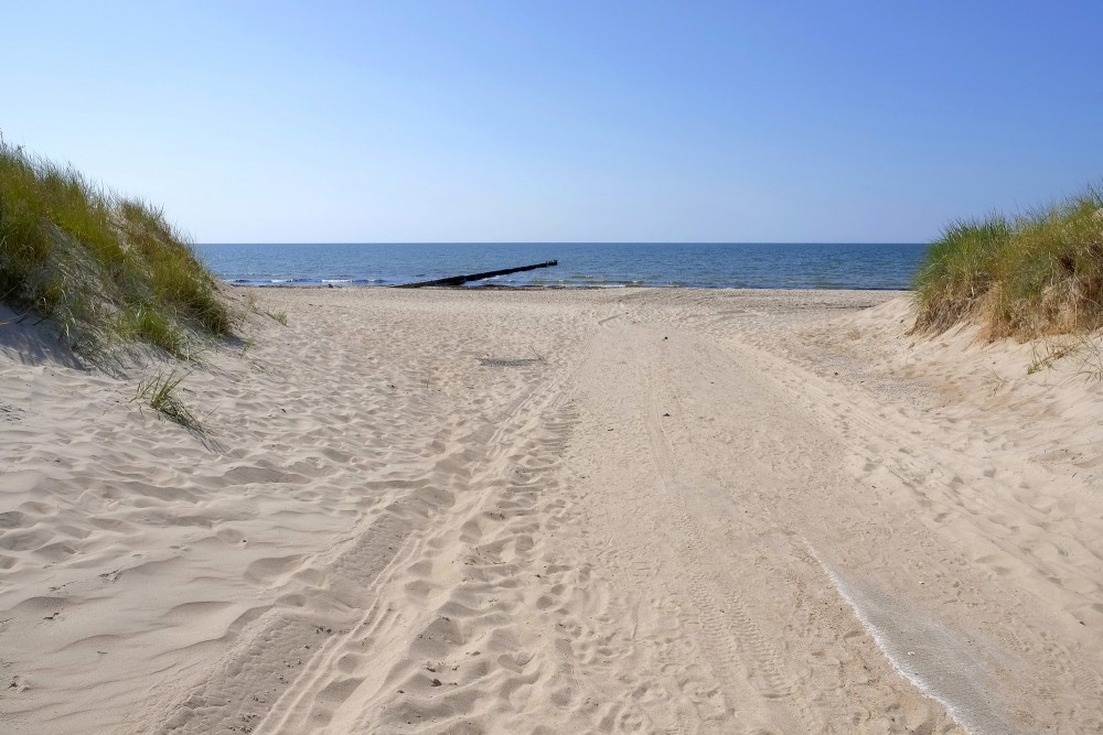Smilšaina piekļuve jūrai starp kāpām Jūrmalciema pludmalē