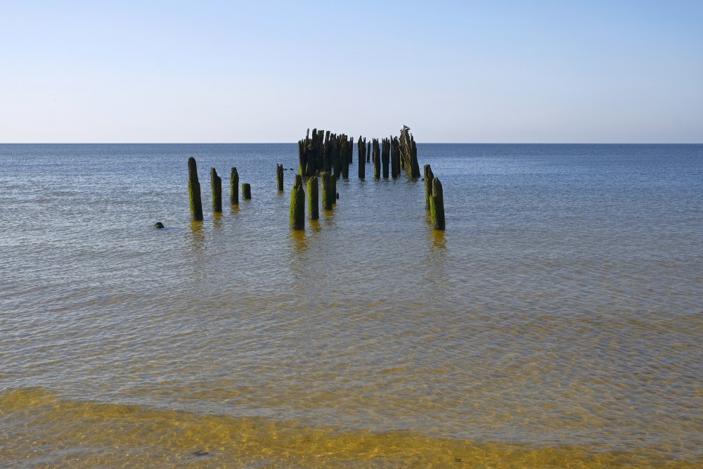 Vecs koka mols jūrā pie Sventājas pludmales