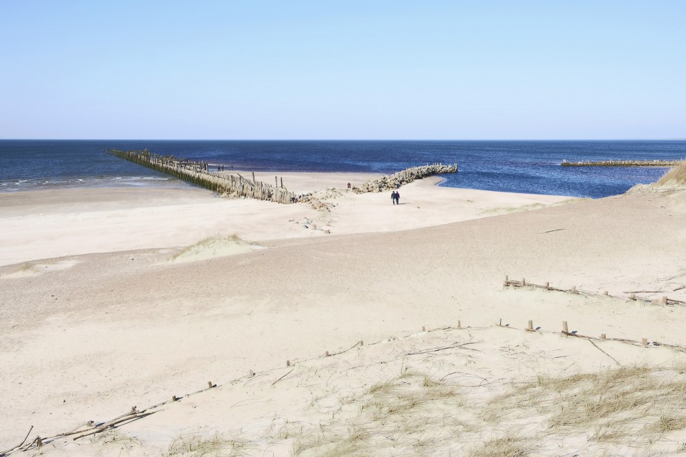 Sventājas vecais mols un smilšu kāpas pie jūras