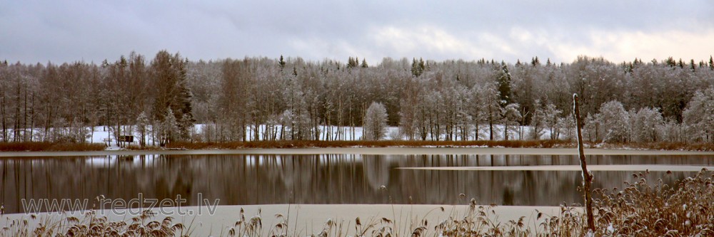 Stundezera ziemas panorāma