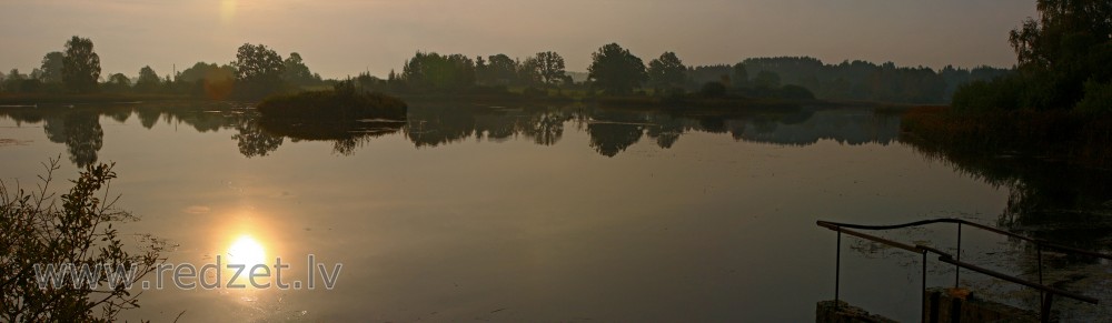 Rīta saules atspulgs dīķī