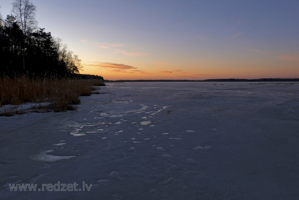 Slokas ezers rītausmā