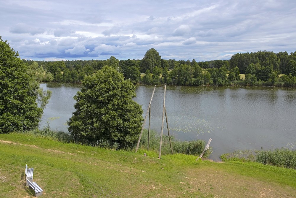 Skats uz Ungurpils dzirnavezeru no skatu torņa
