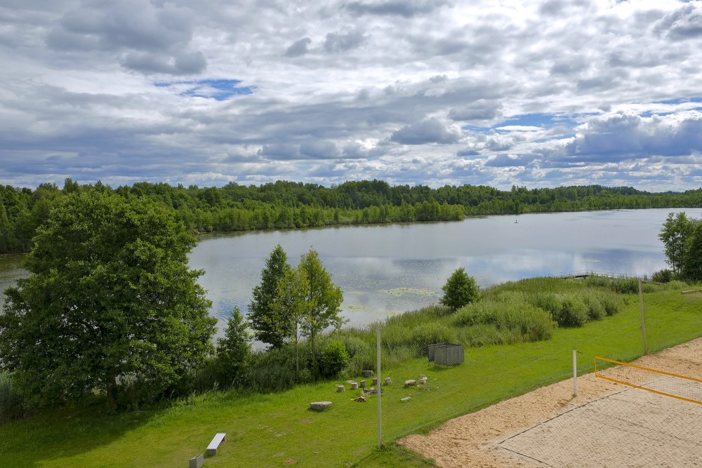 Skats uz Ungurpils dzirnavezeru no skatu torņa