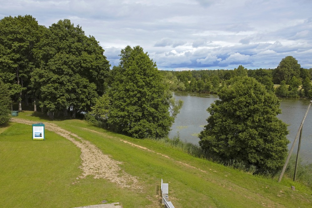 Skats uz Ungurpils dzirnavezeru no skatu torņa Skats uz Ungurpils dzirnavezeru no skatu torņa